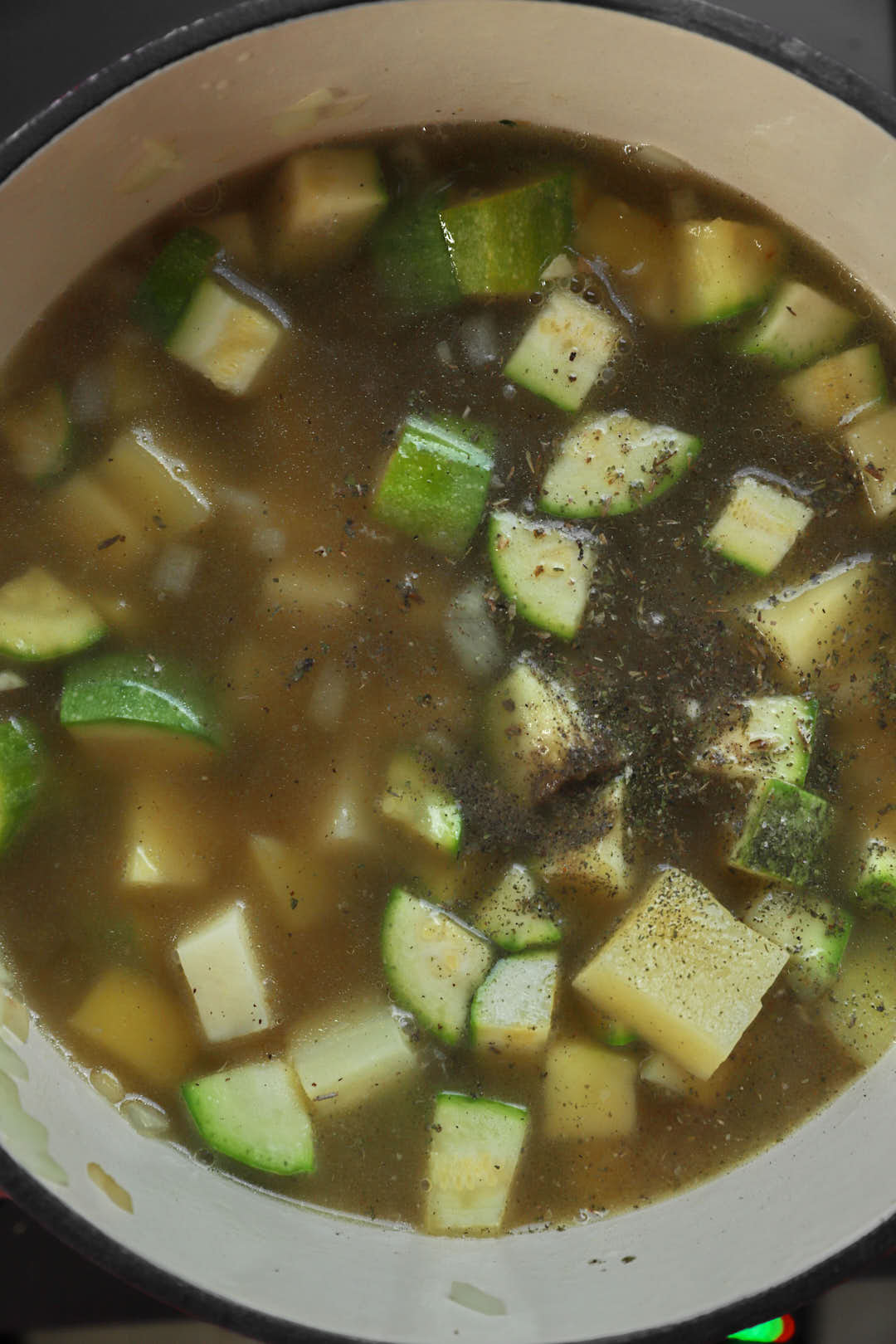 Ajouter le bouillon et les épices